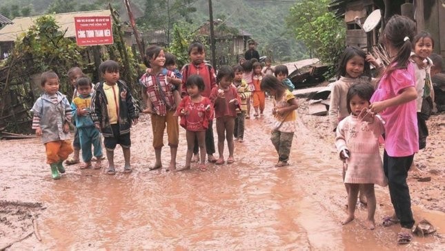 Những đứa trẻ ở bản Ka Ai, xã Dân Hóa phong phanh trong giá rét.